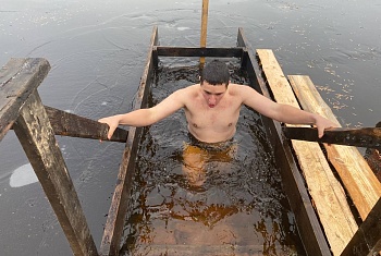 Военнослужащие Гомельской пограничной группы приняли участие в крещенских купаниях