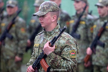 В Гродненской пограничной группе состоялся ритуал вручения боевого оружия