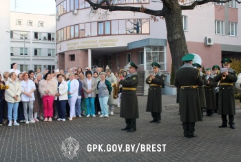 Музыкальный подарок для женщин-медиков от брестских пограничников