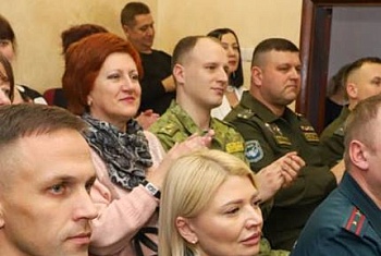 Обенялись праздничным настроением