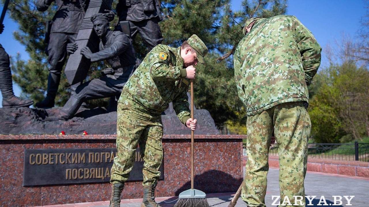 «Родина – это наш общий дом, который мы обязаны защищать и благоустраивать»: в Бресте пограничники масштабно вышли на субботник