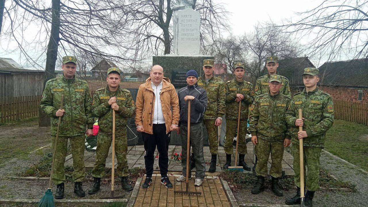 Пограничники Мозыря на субботнике