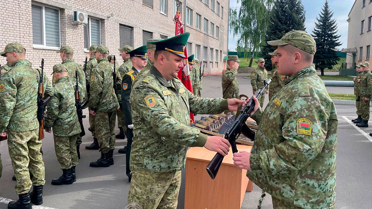 В Брестской пограничной группе состоялся ритуал вручения оружия новому пополнению В Брестской пограничной группе состоялся ритуал вручения оружия новому пополнению