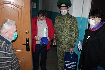Продуктовые корзинки, антисептики и средства индивидуальной защиты. Профсоюзы провели совместную акцию с Гродненской пограничной группой