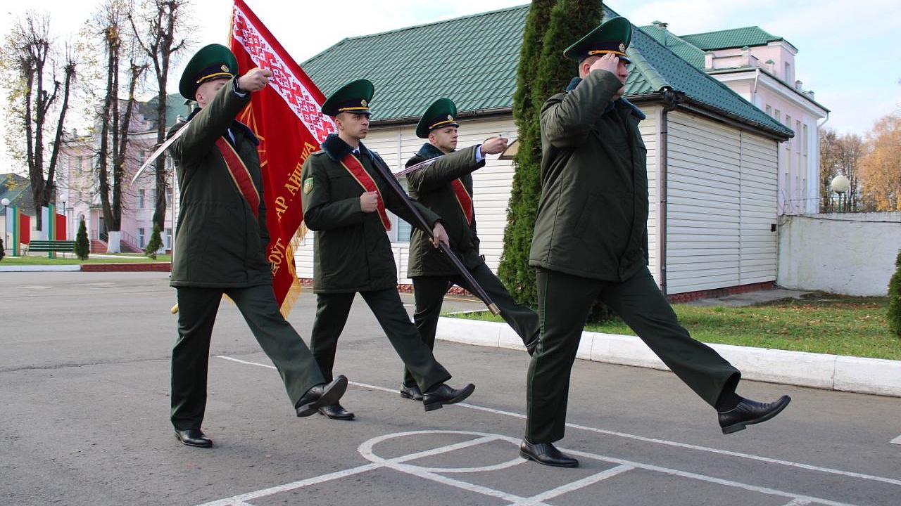 Ритуал вручения боевого оружия новому пополнению состоялся в Пинском погранотряде