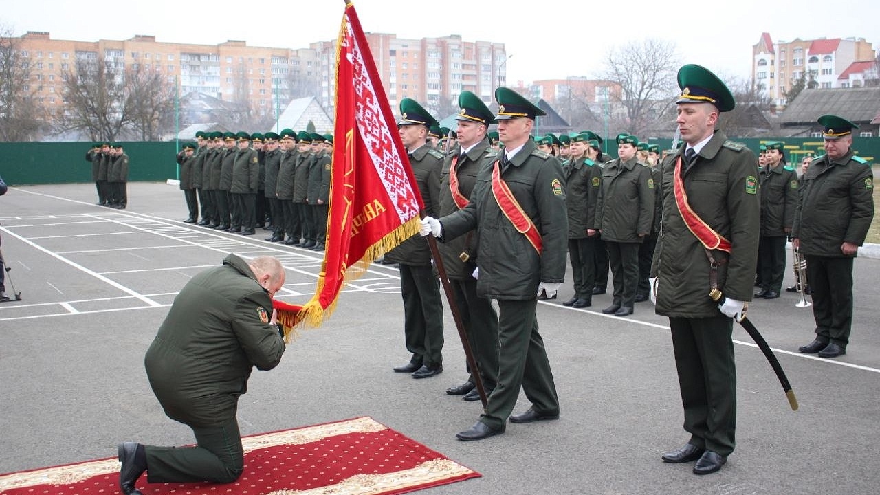 В Пинском пограничном отряде состоялся ритуал прощания с Боевым знаменем 