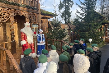 Учащиеся военно-патриотического клуба отряда пограничного контроля "Минск" погрузились в сказочную атмосферу Резиденции Деда Мороза