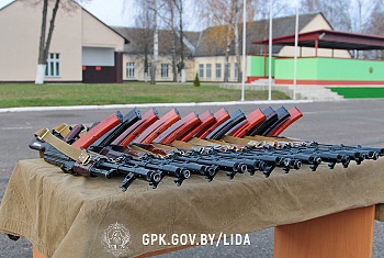 В Лидском погранотряде новому пополнению вручили боевое оружие