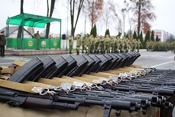 Ритуал вручения боевого оружия новому пополнению состоялся в Пинском погранотряде