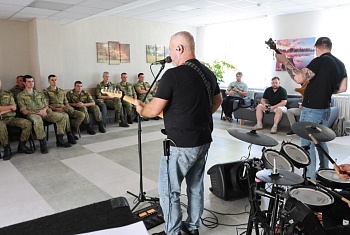Перед солдатами пограничной заставы «Наровля» выступила гомельская рок-группа
