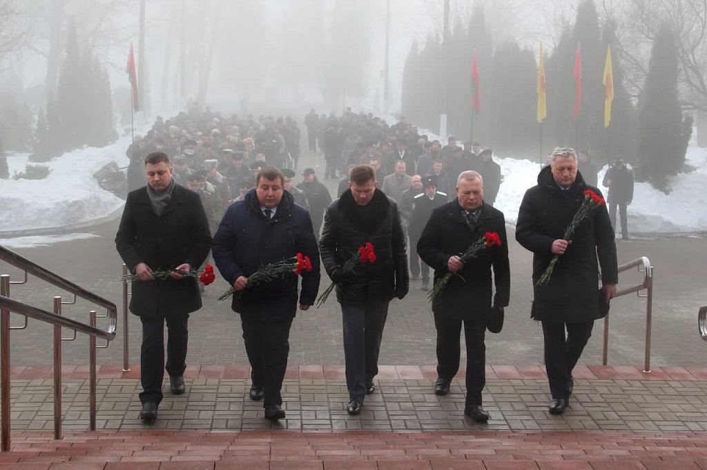 Геннадий Поликовский, Леонтий Лемешевский, Игорь Берестень, Дмитрий Полховский, Юрий Бушик на возложении у МК воинам-освободителям города от немецко-фашистских захватчиков
