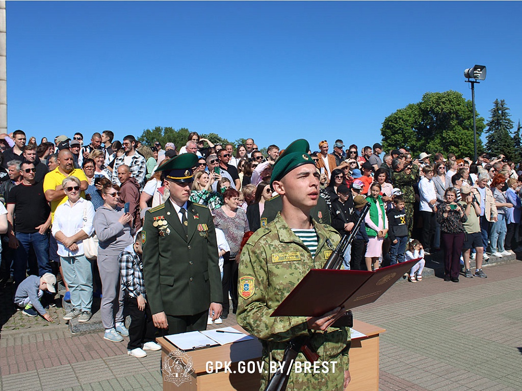 В Брестской крепости приняли присягу более 200 пограничников