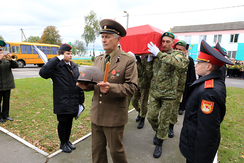 В деревне Савичи Калинковичского района перезахоронили останки воинов